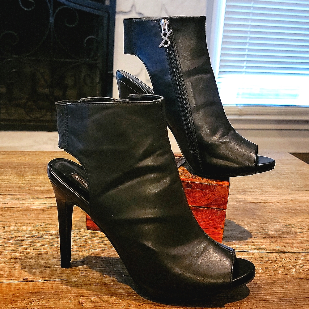 Parker & Sky Black leather Peep Toe High Heel.